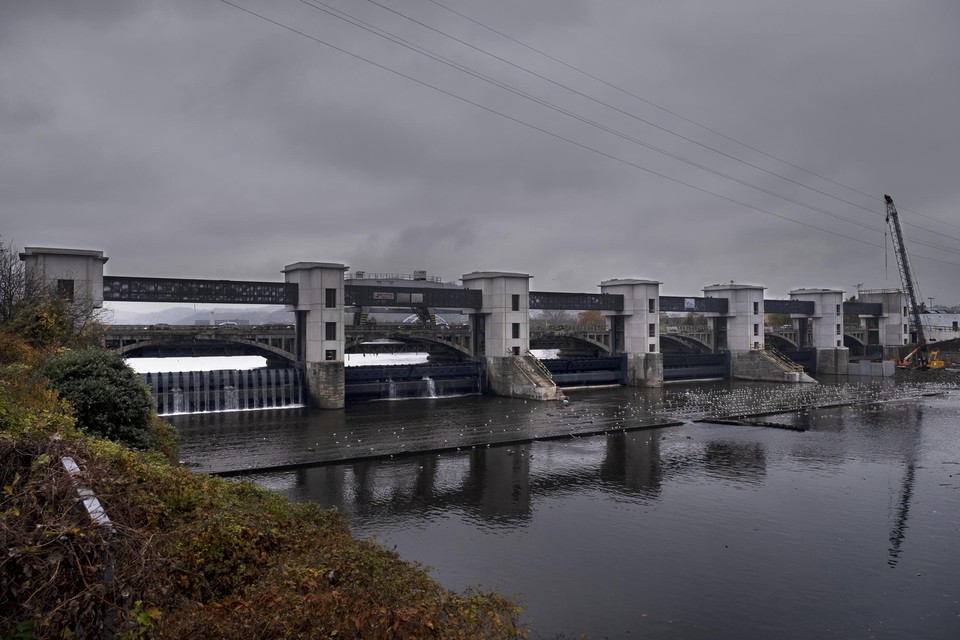 De dam van Monsin is een complex met zes gigantische kleppen, elk 150 ton zwaar, die Luik voor overstromingen behoeden. 