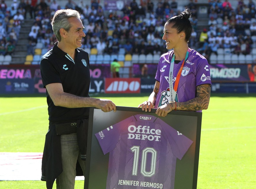 Hermoso ontving een ingelijst shirt met haar nummer 10.