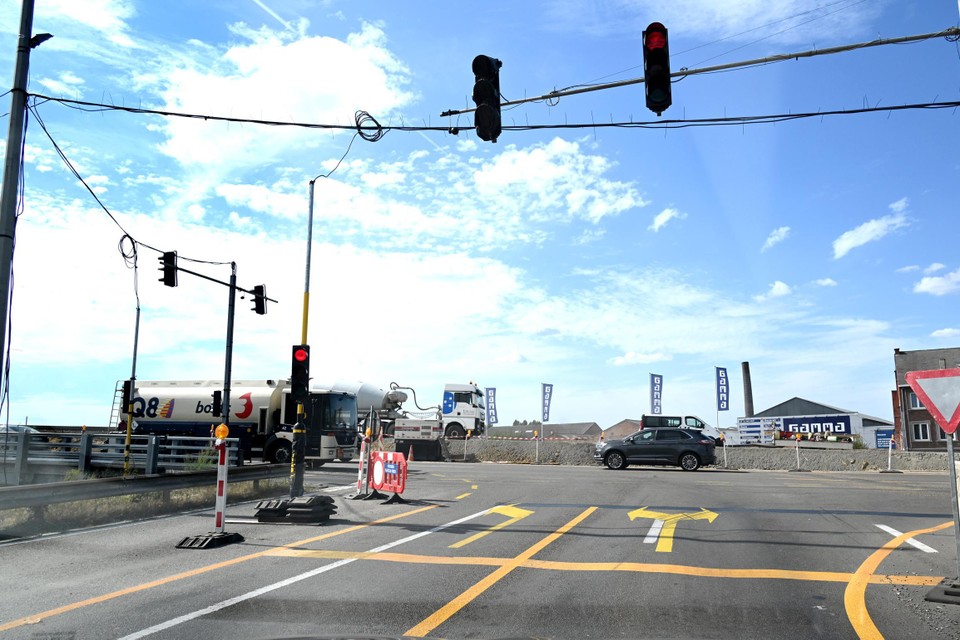 De Genkersteenweg wordt verhoogd zodat het kruispunt met de Kempische Steenweg aansluit op de nieuwe brug.  