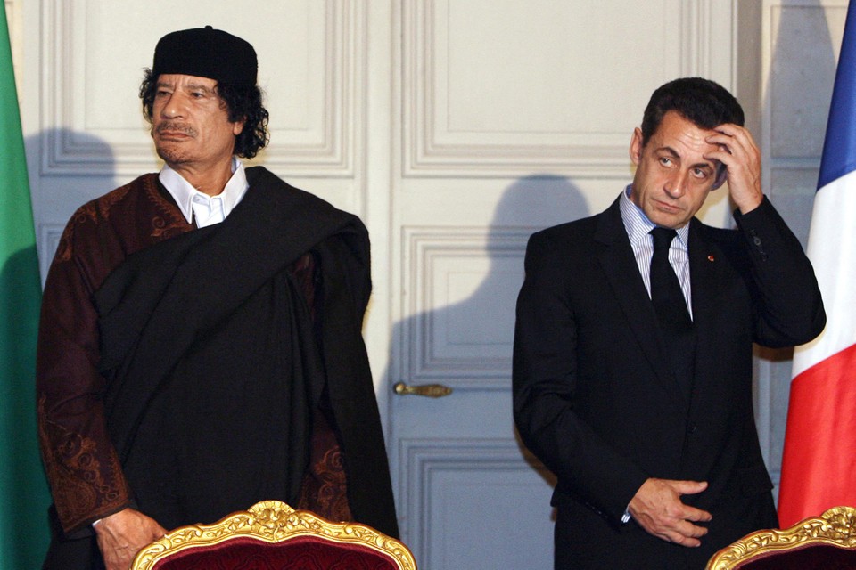 Nicolas Sarkozy (rechts) met de Libische dictator Al-Khaddafi in 2007.