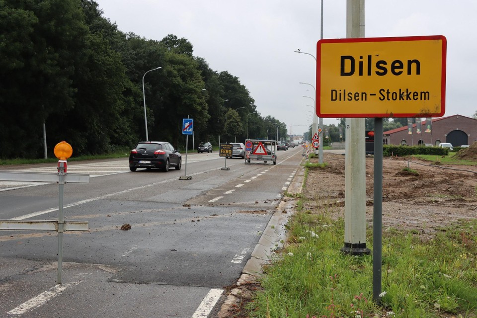 De Rijksweg in Rotem en Dilsen is zaterdag de hele dag afgesloten in de richting van Maaseik. 