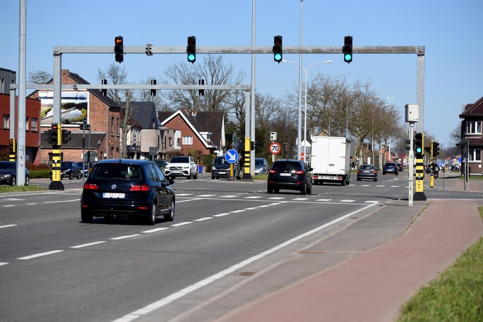 Het kruispunt Kempische Steenweg-Tulpinstraat in Kiewit krijgt conflictvrije verkeerslichten.  